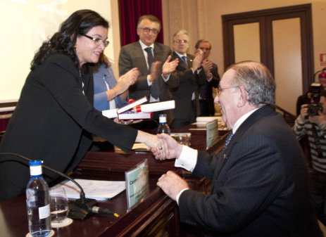 Manuel Arenas recibió ayer la Medalla del Consejo General de COF
