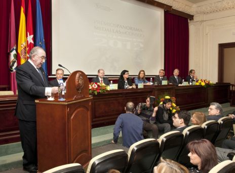 Manuel Arenas recibió ayer la Medalla del Consejo General de COF