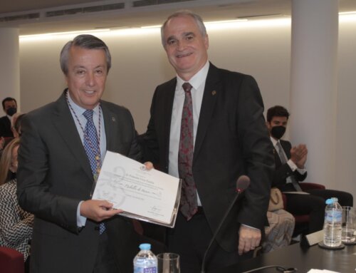 La Farmacia andaluza entrega su Medalla de Honor a Práxedes Cruz, ex presidente del Colegio de Farmacéuticos de Córdoba