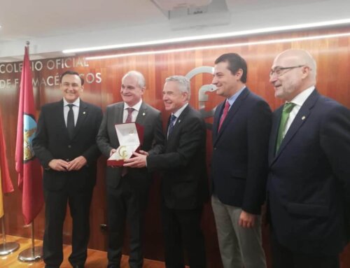 El presidente del CACOF, Antonio Mingorance, recibe la insignia de oro del Colegio de Farmacéuticos de Córdoba